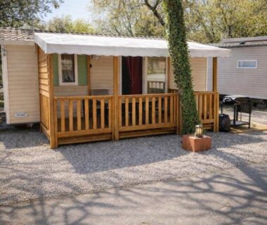 Emplacement ombragé avec terrasse en bois et arbre du Mobil-home 6 pers Climatisé avec piscines