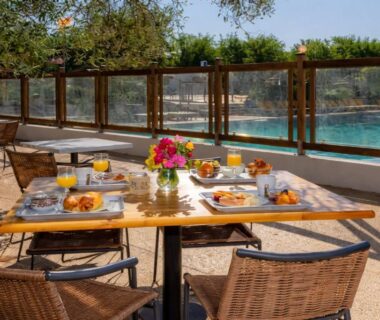 Terrasse au bord de la piscine avec table dressée du Mobil-home 6 pers Climatisé avec piscines