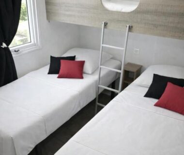 Chambre avec deux lits simples et lit superposé dans le Mobil-home 6 pers Climatisé avec piscines