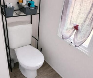 WC avec étagère et fenêtre dans le Mobil-home 6 pers Climatisé avec piscines
