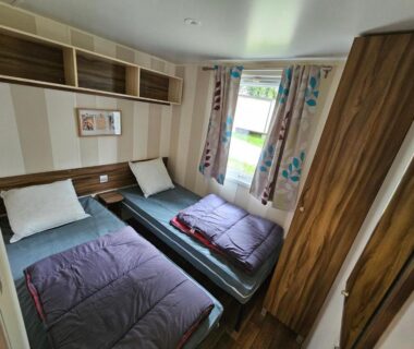 Chambre avec deux lits et placard dans le mobil-home 6 pers Coeur de Vendée PuyDuFou