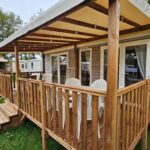 Terrasse couverte en bois avec chaises du Mobil-home 6 pers Coeur de Vendée PuyDuFou