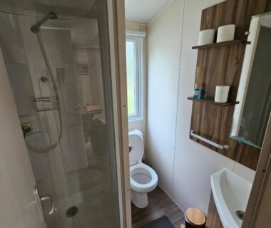 Salle d'eau avec douche cabine et WC dans le mobil-home 6 pers Coeur de Vendée PuyDuFou
