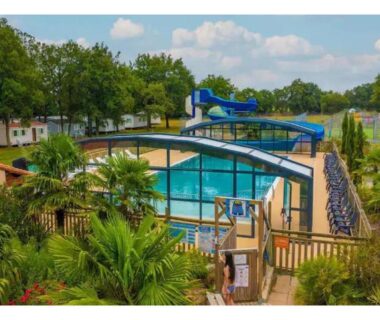 Piscine extérieure couverte avec toboggan et terrasse au Mobil-home 6 pers – Coeur de Vendée – PuyDuFou