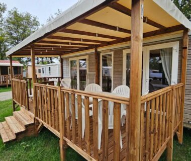 Terrasse couverte en bois avec chaises du Mobil-home 6 pers Coeur de Vendée PuyDuFou