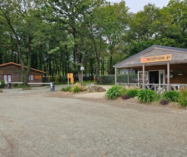 Entrée du camping avec réception et chalets en lisière de forêt au Mobil-home 6 pers Coeur de Vendée PuyDuFou