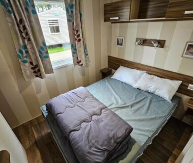 Chambre avec lit double et fenêtre donnant sur l'extérieur dans le mobil-home 6 pers Coeur de Vendée PuyDuFou