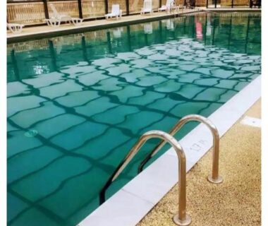 Piscine couverte avec échelle et voûte translucide au Mobil-home 6 pers Coeur de Vendée PuyDuFou