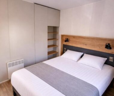 Chambre avec lit double dans le Mobil-home 6 pers Terrasse couverte Calme