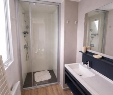 Salle de bain avec douche et vasque dans le mobil-home 6 pers Terrasse couverte Calme