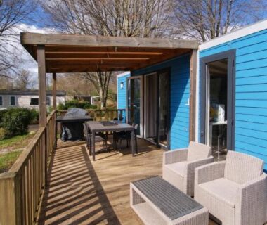 Terrasse couverte avec mobilier en bois du mobil-home 6 pers Terrasse couverte Calme