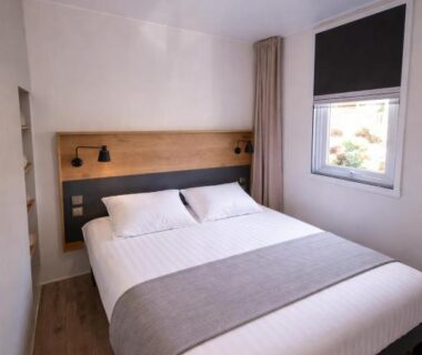 Chambre avec lit double et fenêtre dans le Mobil-home 6 pers Terrasse couverte Calme
