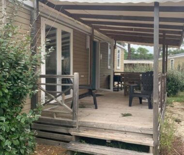 Terrasse en bois couverte avec chaises et marches du Mobil home 6 pers camping 5