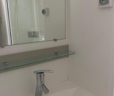 Salle de bain avec lavabo et miroir dans le Mobil home 6 pers camping 5