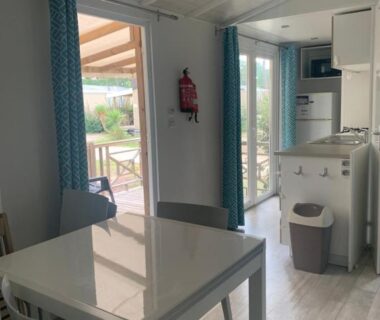 Coin repas et kitchenette dans le mobil home 6 pers camping 5
