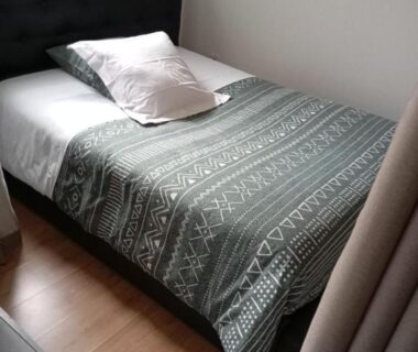 Chambre avec lit double et parquet dans le mobil home 6 pers du camping Les Arbouses