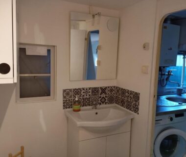 Salle d'eau avec lavabo et miroir dans le mobil home 6 pers du camping Les Arbouses