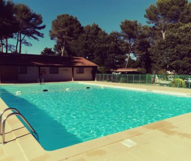 Piscine extérieure et abords du mobil home 6 pers au camping Les Arbouses