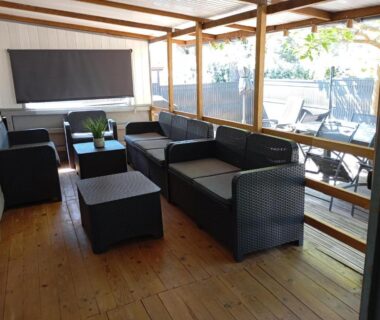 Terrasse couverte avec salon extérieur et transats du mobil home 6 pers camping Les Arbouses