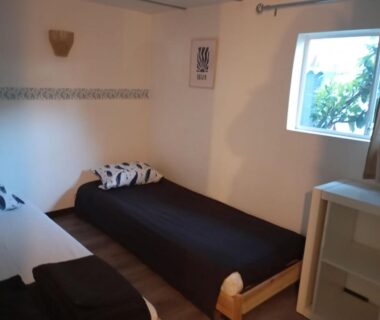 Intérieur chambre avec lits dans le mobil home 6 pers du camping Les Arbouses