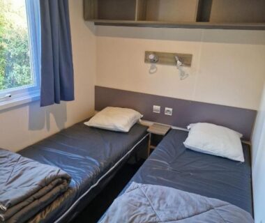 Chambre avec deux lits simples dans le Mobil-home 6 pers proche Puy duFou