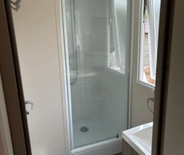 Salle de bain avec cabine de douche dans le Mobil-home 6 pers proche Puy duFou