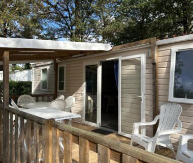 Terrasse en bois avec table et chaises du Mobil-home 6 pers proche Puy duFou