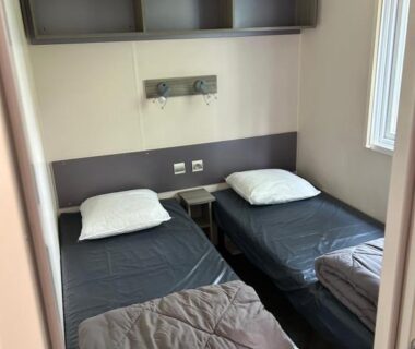Chambre avec trois lits simples dans le Mobil-home 6 pers proche Puy duFou