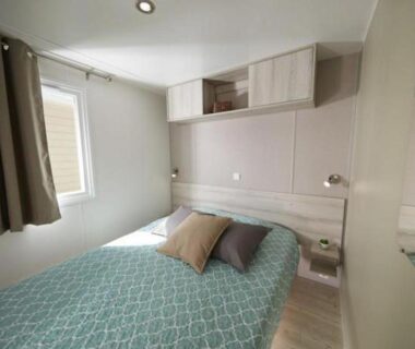 Chambre avec lit double et rangements dans le Mobil-home 6 pers tout confort Clim piscine et animations
