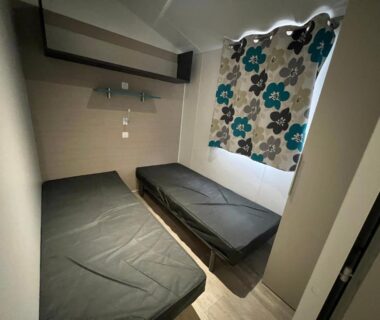 Chambre avec deux lits simples dans le mobil home 6 personnes