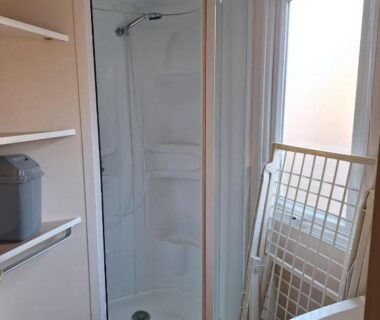 Salle d'eau avec cabine de douche dans le Mobil home 6 personnes
