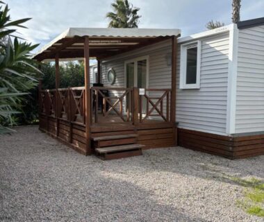 Allée gravillonnée et terrasse couverte au mobil home 6 personnes
