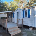 Terrasse en bois devant l'entrée du mobil home 6 personnes