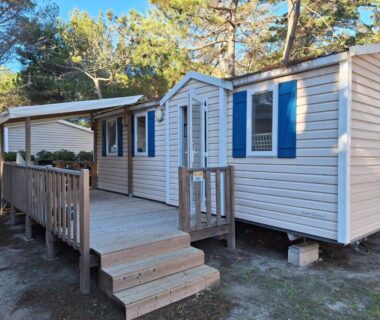 Terrasse en bois devant l'entrée du mobil home 6 personnes