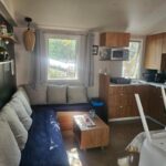 Salon et coin cuisine du Mobil home 6 personnes