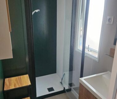 Salle de bain avec douche et lavabo dans le mobil home 6 personnes