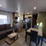 Intérieur salon et kitchenette du mobil home 6 personnes 3 chambres