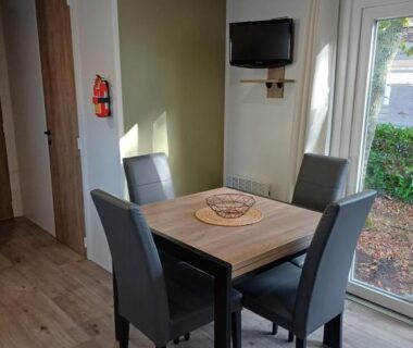 Coin repas avec table et chaises dans le mobil home 6 personnes 3 chambres