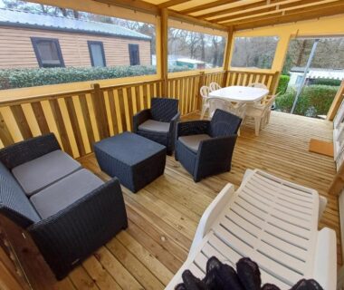 Terrasse couverte avec salon et transat du Mobil home 6 personnes 3 chambres