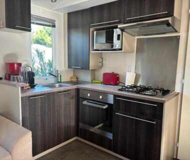 Cuisine équipée dans le mobil home 6 personnes