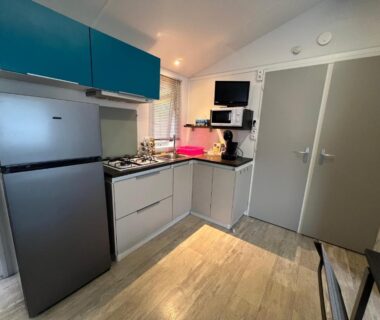 Coin cuisine équipé avec réfrigérateur et micro-ondes dans le mobil home 6 personnes