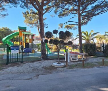 Aire de jeux aquatique avec toboggan et piscine près du Mobil home 6 personnes
