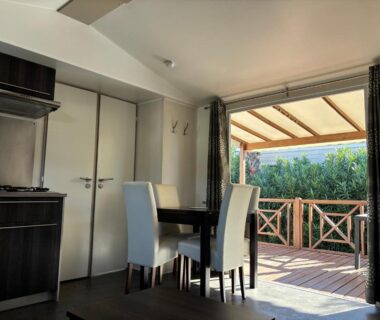 Terrasse en bois accessible depuis le séjour du mobil home 6 personnes