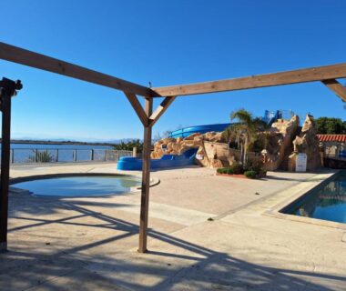 Piscine extérieure et bassin face à la mer au Mobil home 6 personnes
