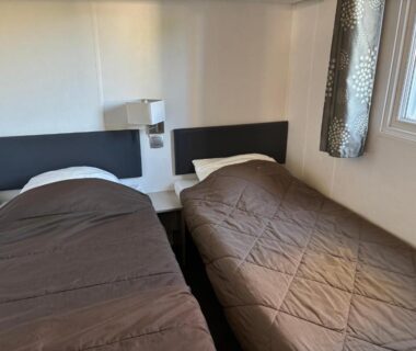 Chambre avec deux lits simples dans le mobil home 6 personnes