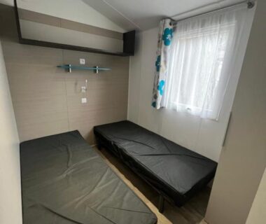 Chambre avec deux lits simples dans le mobil home 6 personnes