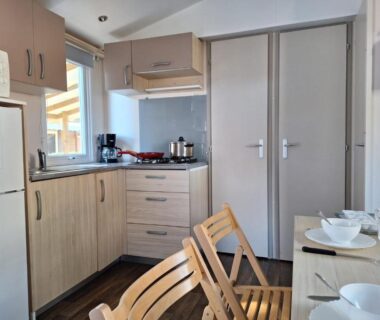 Cuisine équipée et coin repas dans le mobil home 6 personnes