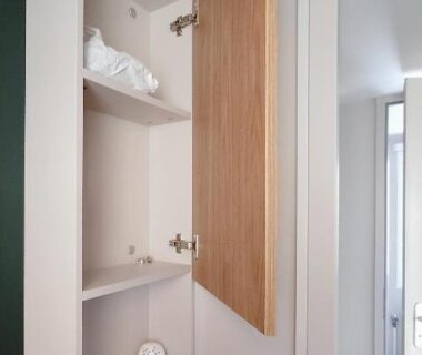 Placard de salle de bain ouvert avec serviettes et veilleuse dans le mobil home Amorosa0066