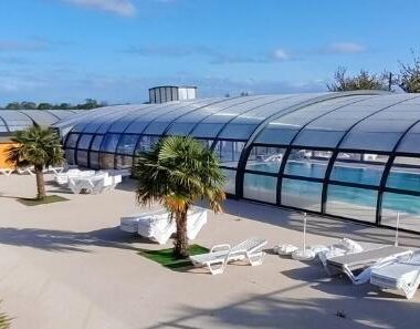 Piscine couverte sous dôme vitré avec transats et jardinières au Mobil home 6 personnes Amorosa0066
