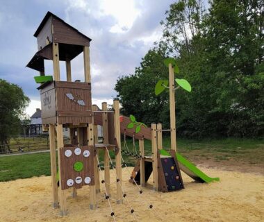 Aire de jeux en bois sur sol sablonneux au camping Mobil home 6 personnes Amorosa0066
